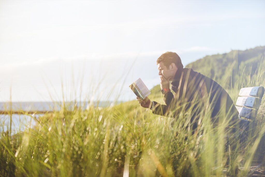 本を読んでいる男性