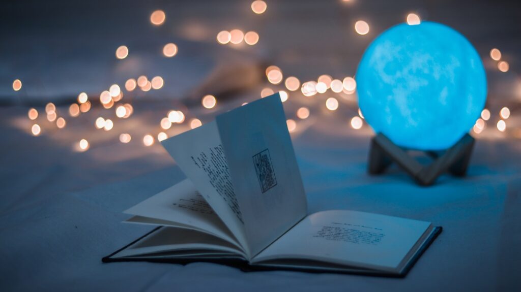 開かれた本と青いライト