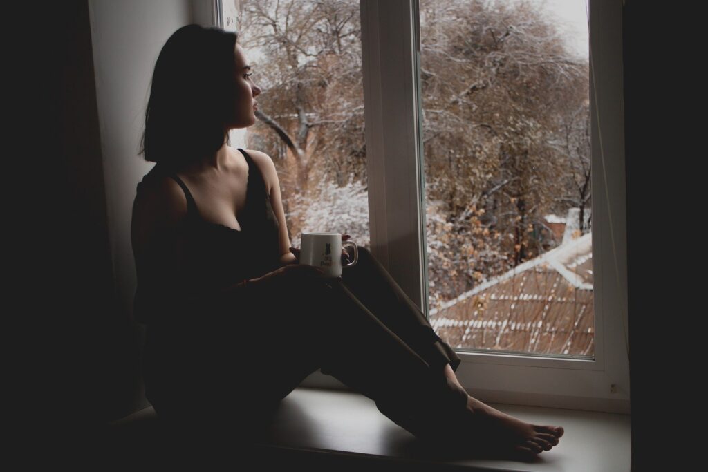 窓の外を眺める女性