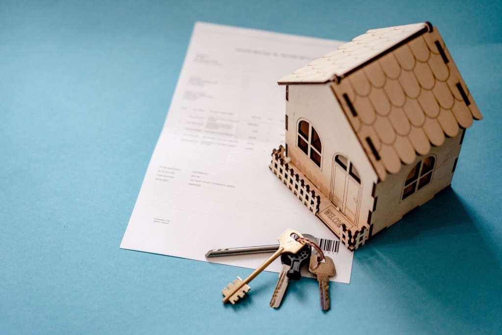 住宅の模型と鍵と請求書