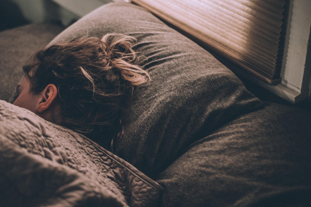 ベッドで眠っている女性