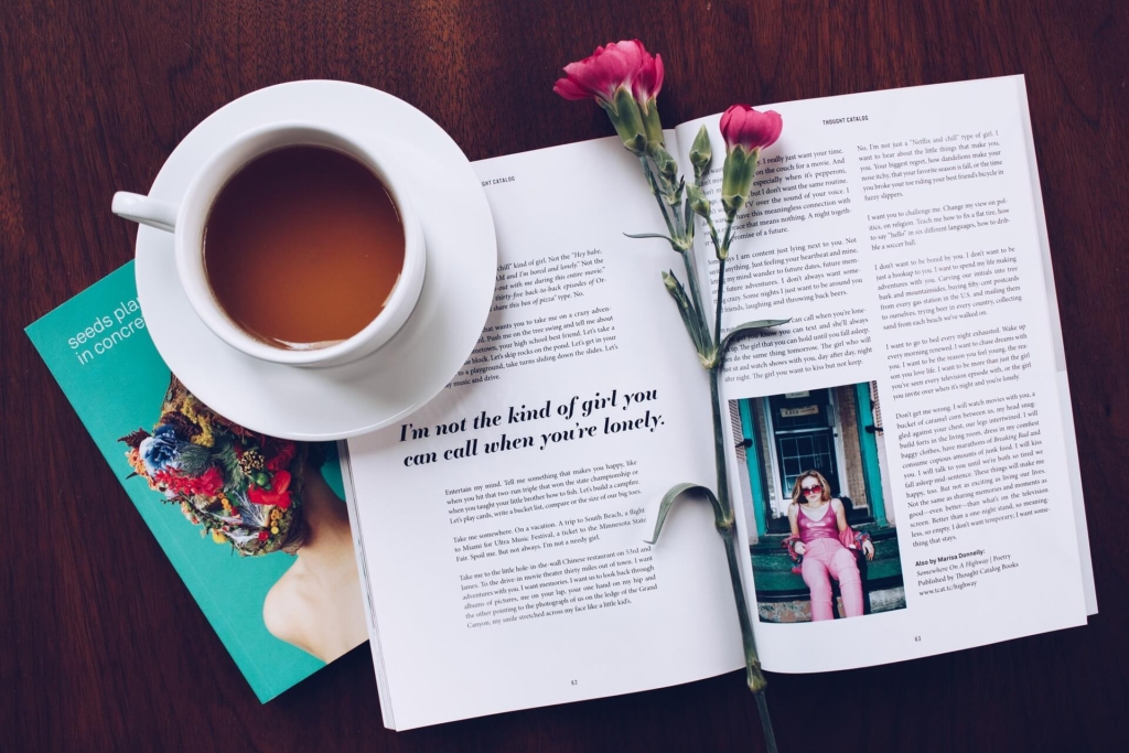 コーヒーと本とピンクの花